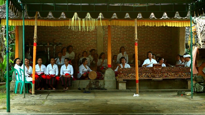 A group of about 20 women playing a Gamelan